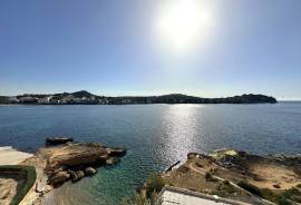 Piso modernizado con acceso a la playa en 1ª línea de mar