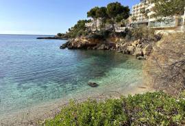 Piso modernizado con acceso a la playa en 1ª línea de mar