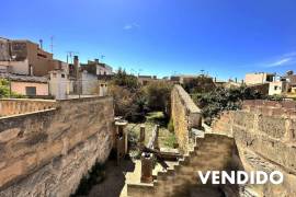 Casa de pueblo para reformar con precioso jardín