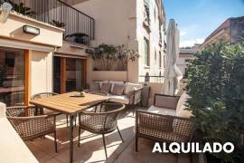 Ático-estudio de lujo renovado y con terraza espectacular en el corazón del casco antiguo