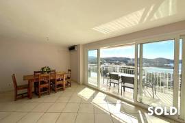 Refurbished 3 bedroom flat with spectacular sea views