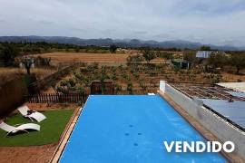 Casa de campo con viñas, plantación de olivos y precioso jardín en zona tranquila