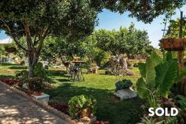 Quietly situated finca with vineyards, olive trees and beautiful fruit garden